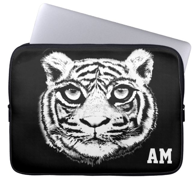 Vild tigeransikte på svart monogrammerad laptopsle laptop fodral (Framsidan)