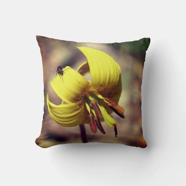 Vild Trout Lily Flower och Insekt Friend Kudde (Framsida)