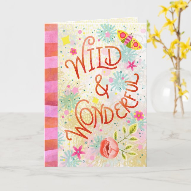 Vild & Underbar – Whimsisk handskriven text Kort (Gul blomma)