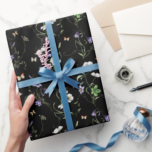 Vilda blommor och fjärilar på svart presentpapper (Gifting)