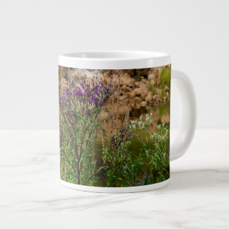 Vilda blommor och vattenfall jumbo mugg