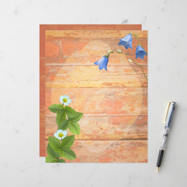 Vilda blommor på en sliten bräda bakgrund (Fram/Back In Situ)