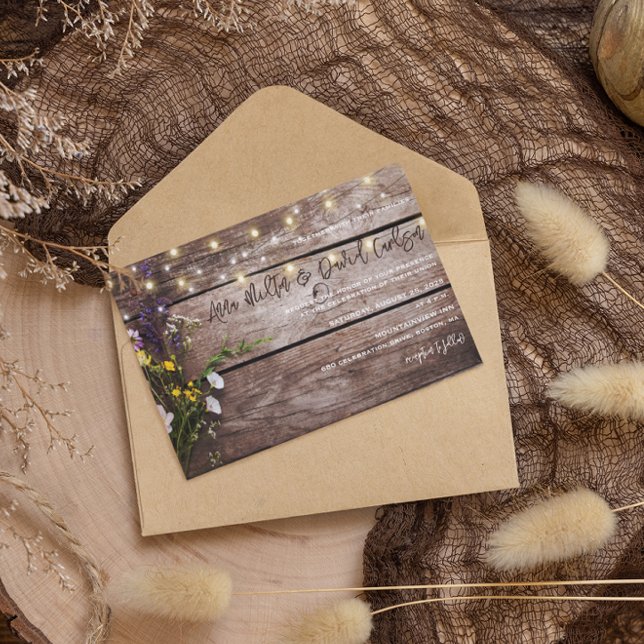 Vilda blommor på trädgårdsbelysning med trä rustic inbjudningar (Skapare uppladdad)