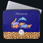 Vilda djur med Leopard Print Gräns Laptop Sleeve<br><div class="desc">Laptop sleeve designad med en färgad av exotisk orange som leopard i gräns längs grund. Illustrerad med en digital vattenfärgsbild av en flock av vilda djur som går samman. Djuren är bland annat en hoppande delfin,  en giraff,  elefant,  kangaroo,  rhino,  lejon och leopard. Bakgrunden är en blåaktig lila färg.</div>
