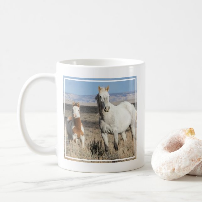Vilda hästar hemma i Sandwash Basin Kaffemugg (Med munk)