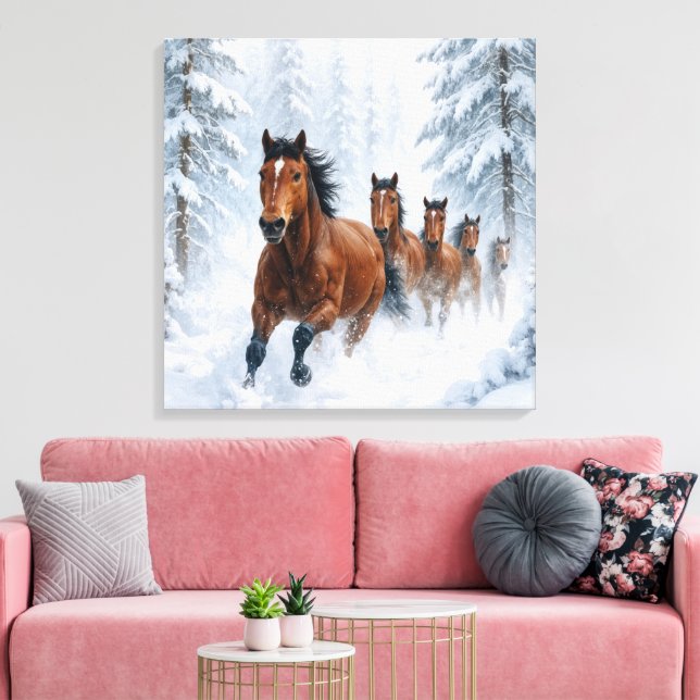 Vilda hästar springer genom en snöig skog canvastryck (Insitu (Vardagsrum))
