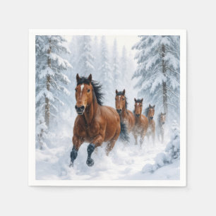 Vilda hästar springer genom en snöig skog pappersservett