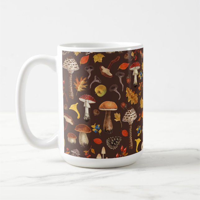 Vilda svampar på brunt kaffemugg (Vänster)