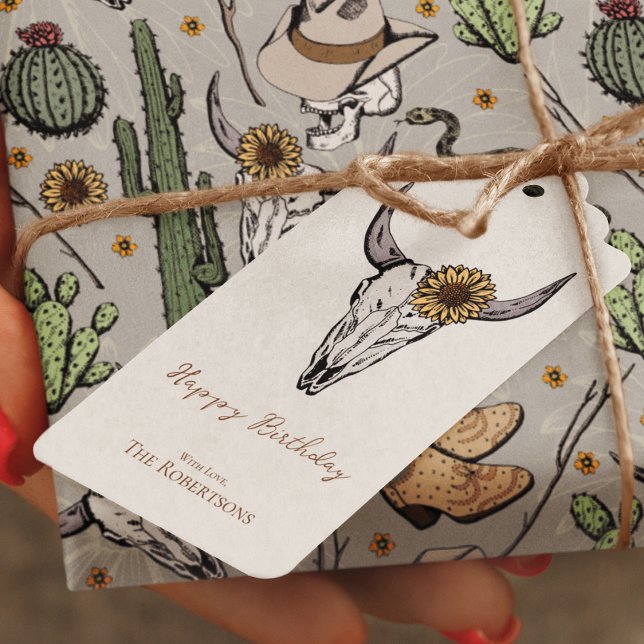 Vilda western Grattis på födelsedagen Bull Skull Presentetikett (Hand-drawn bull skull adorned with a sunflower on the front, beautiful wild West pattern on the back)