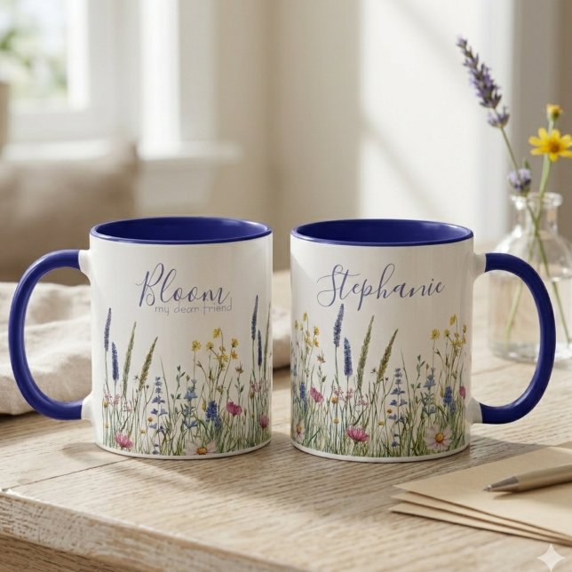 Vildblomma Blå Botanisk Akvarell Mugg (Two wildflower mugs on a wooden desk, a lovely birthday gift for a best friend to enjoy.)