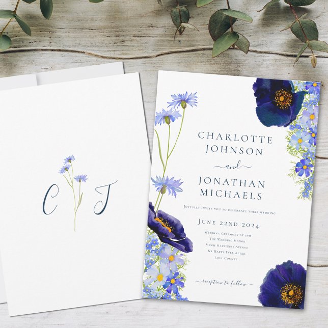 Vildblomma Blå Rustik Inbjudningar (Elegant wildflower blue summer floral wedding invitation with bride and groom monogram initials)