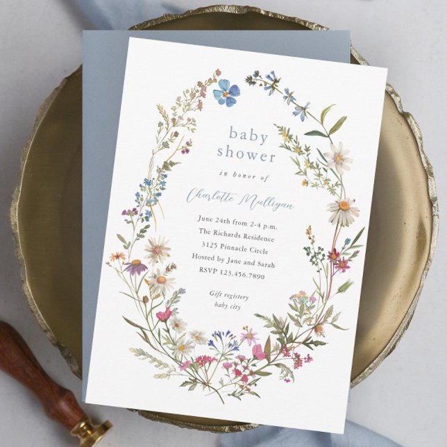 Vildblomma Blomsterkrans Vår Bebis Shower Inbjudningar (Elegant dusty blue wildflower baby shower invitations.)