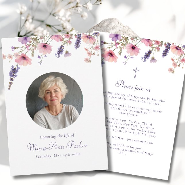 Vildblomma "Livets firande" Foto Begravning  Inbjudningar (Wildflower "Celebration of Life" Photo Funeral Purple Pink Green White Invitation)