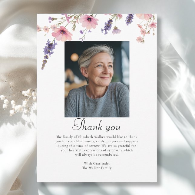 Vildblomma TACK MINNESFUNERAL Fotokort Inbjudningar (Wildflower THANK YOU Memorial White Purple Funeral Photo Card)