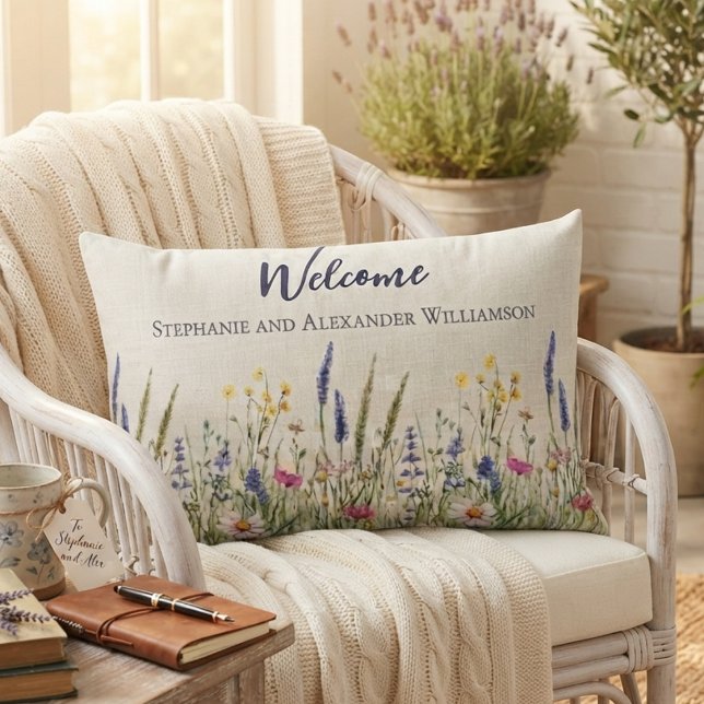 Vildblomma Vattenfärg Botanisk Lumbarkudde (Blue wildflower lumbar pillow for new homeowners celebrating a housewarming.)