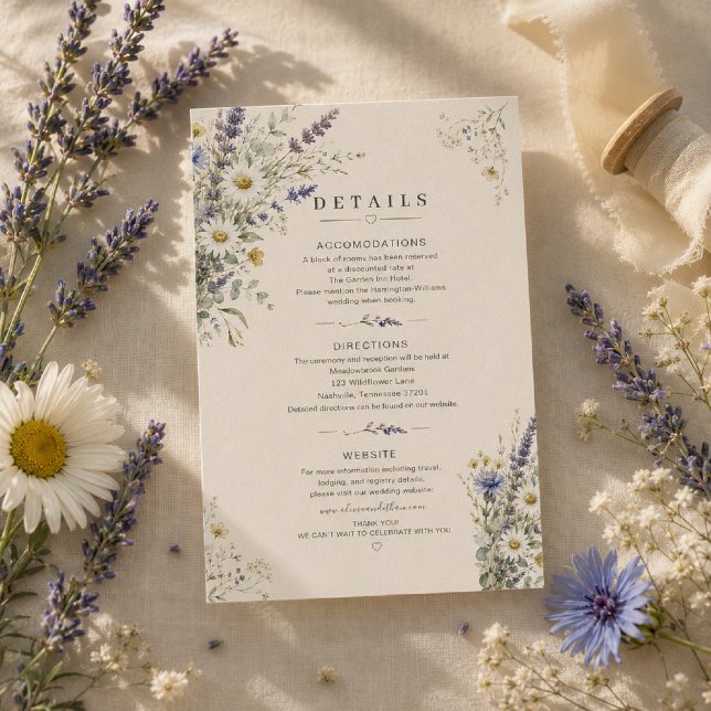 Vildblommeäng Bröllopsdetaljkort OSA Kort (Elegant Details card styled with fresh wildflowers and soft natural light.)