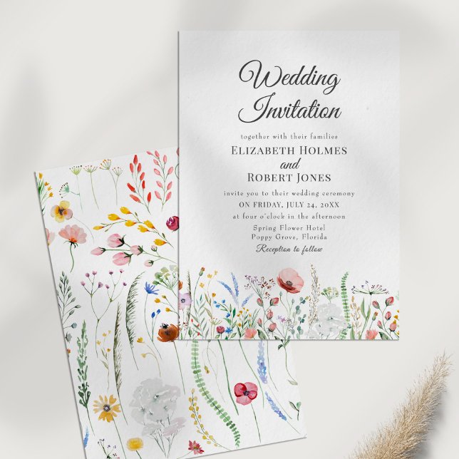 Vildblommig kant bröllopsinbjudan inbjudningar (Boho Colorful Wildflower Meadow Wedding Invitation on a white table.)