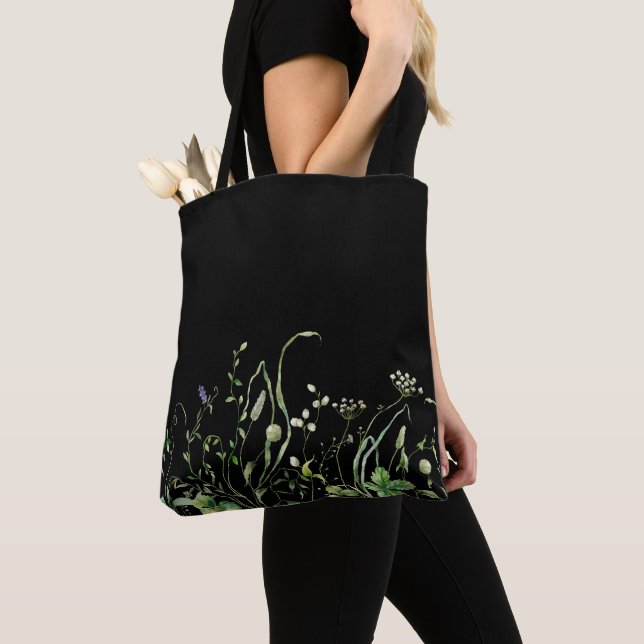 Vildblommor Kant På Svart Tygkasse (Närbild)