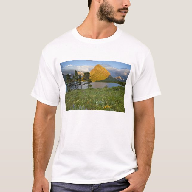 Vildblommor längs Swiftcurrent Lake i Many T Shirt (Framsida)