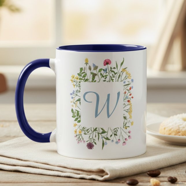 Vildblomsmonogram Blå Initial Mugg (Wildflower monogram coffee mug for new homeowners at housewarming celebrations)