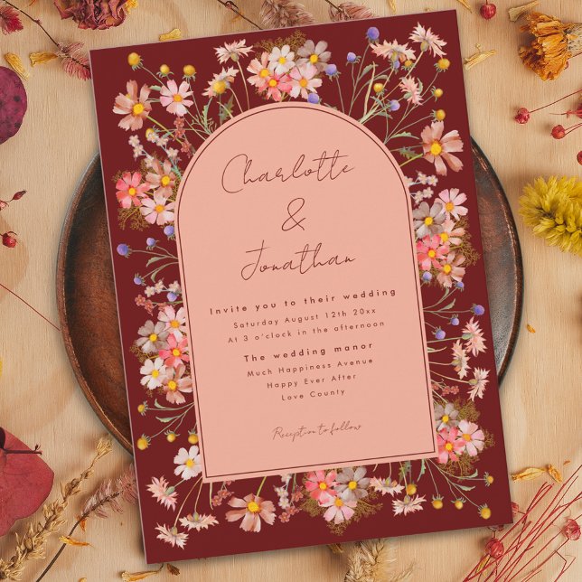 Vildblomsvalv Mörk Terrakotta Höstbröllop Inbjudningar (Wildflower boho floral arch terracotta burnt orange fall wedding invitation with whimsical script )