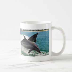 VildBottlenosedelfiner som hoppar den Sanibel FL Kaffemugg