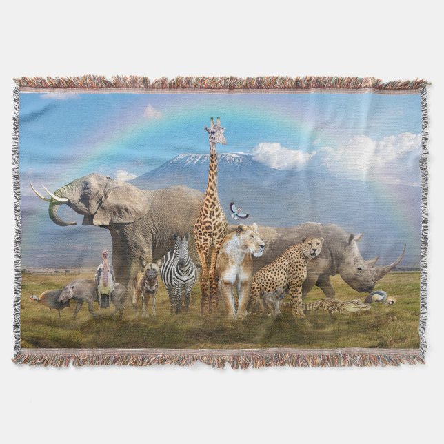 Vildlevande djur filt (In the foreground, a diverse group of animals is gathered. An elephant with large tusks stands out. )