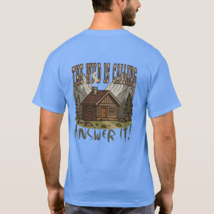 Vildmarken kallar, svara Stuga i skogen T Shirt