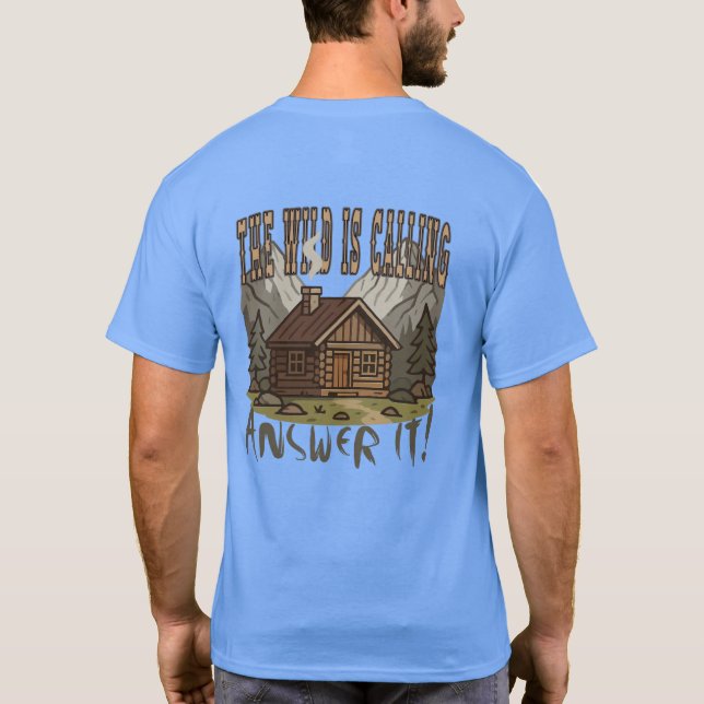 Vildmarken kallar, svara Stuga i skogen T Shirt (Baksida)