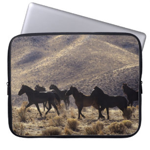 VildMustanghästar i öknen 1 Laptop Sleeve