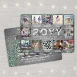 Vilket år! QR-kod 12 Photo Collage Wood & Gräs Julkort<br><div class="desc">Vilket år att minnas! I år firar vi den moderna teknikens glatta underverk med ett interaktivt QR-helgdag för fotokollage med roligt. 12 av ditt favoritvideomeddelande bilder och ett online-videomeddelande, sång, fotoalbum eller annan webbplats. (IMAGE PLACEMENT TIP: Ett enkelt sätt att centrera ett foto exakt som du vill är att flytta...</div>