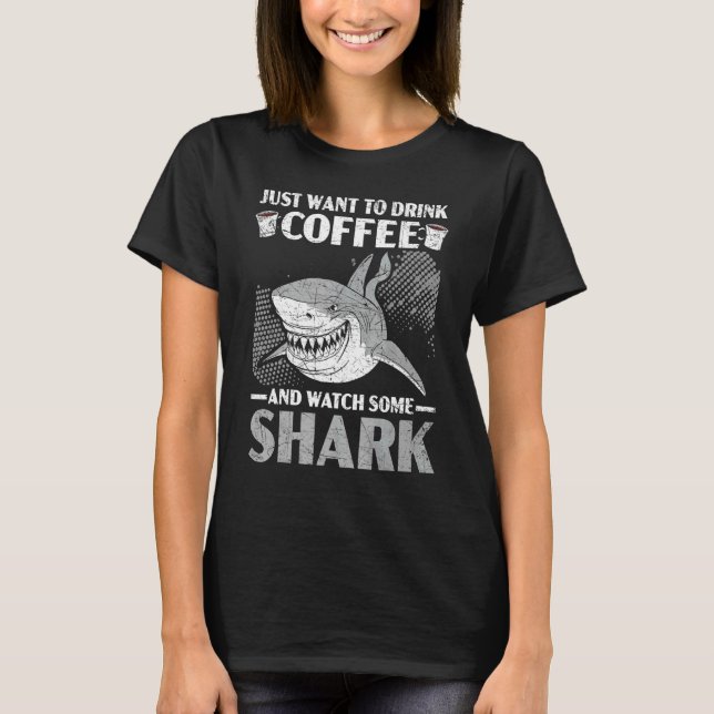 Vill bara dricka kaffe och titta på lite hajkaffe t shirt (Framsida)