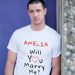 Vill du gifta dig med mig? Red Romantic Heart med  T Shirt<br><div class="desc">Vill du gifta dig med mig? Red Romantic Heart med Namn T-Shirt. Vill du gifta dig med mig med ett rött hjärta i ett modernt svart manus. Anpassa med ditt namn.</div>