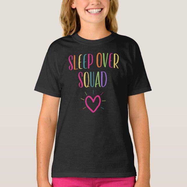 Viloläge över kvadratiskt VIP Sleepover Squad Slum T Shirt (Framsida)