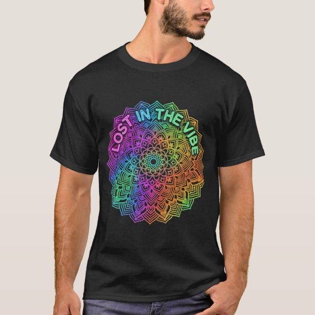 Vilse i Vibe Regnbåge Neon Mandala Grafik T Shirt (Framsida)