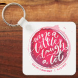 Vin A Little Keychain Nyckelring<br><div class="desc">Den runda nyckelkedjan har roligten "Vin a Little Laugh A Lot" på en röd vin-fläck - personlig med all information. Nyckelkedjor gör minnesvärda gåvor för familj och vänner eller skapar för dig själv.</div>