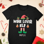 Vin älskare-elf-familjens utrustning för julfamilj t shirt<br><div class="desc">Gå in i helgdag-andan med den här roligten, Vin Älskare-elf-t-tröjan som ingår i en motsvarande familjeåterföreningssamling som innehåller gåvor till någon familjemedlem. Perfekt för en återförening av julfamiljen, den här t-shirt-skjortan har en söt älvhatt och roligt ben, med texten "Vin Älskare elf" i ett vitt, modernt, högtalande teckensnitt. Skjortan är...</div>