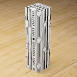 Vin Chanukah Black and White Gift Box Presentask För Vinflaska<br><div class="desc">Anpassa genom att lägga till din egen text var som helst på vin-rutan. Välj ditt favoritteckensnitt stil, färg och storlekt. Många textredigerar också verktyg. Gör det till roligt! Tack för att du stannade och shoppade förbi. Ditt företag är mycket uppskattat. Njut! Chag Chanukah/Hanukkah!! Stil: Presentask för Vinflaska Pressar upp flaska...</div>