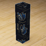 Vin Chanukah Box A Underbar Miracle hände där Presentask För Vinflaska<br><div class="desc">Anpassa genom att lägga till din egen text var som helst på vin-rutan. Välj ditt favoritteckensnitt stil, färg och storlekt. Många textredigerar också verktyg. Gör det till roligt! Tack för att du stannade och shoppade förbi. Ditt företag är mycket uppskattat. Njut! Chag Chanukah/Hanukkah!! Stil: Presentask för Vinflaska Pressar upp flaska...</div>