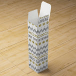 Vin Chanukah Box Personalize Presentask För Vinflaska<br><div class="desc">Anpassa genom att ta bort "Lycklig Chanukah The Steins" på vin-lådan och använda ditt favoritmeddelande med stil, färg och storlekt efter eget val. Många textredigerar också verktyg. Gör det till roligt! Tack för att du stannade och shoppade förbi. Ditt företag är mycket uppskattat. Njut! Chag Chanukah/Hanukkah!! Stil: Presentask för Vinflaska...</div>