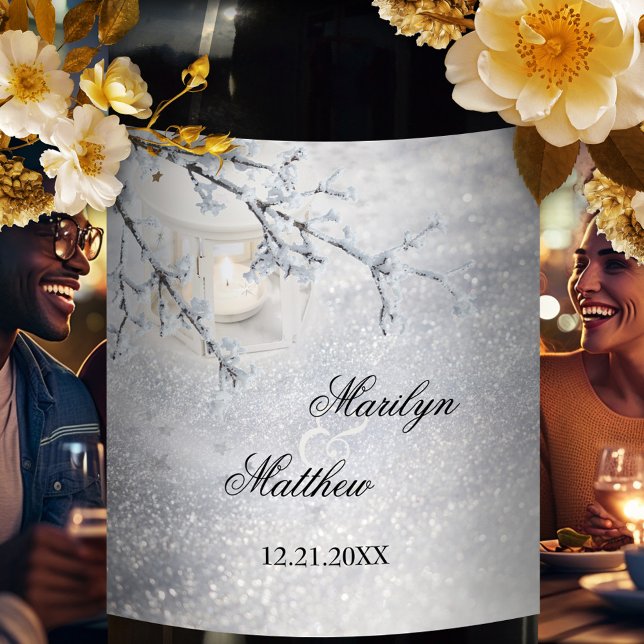 Vin-etikett för lysande julvinter-Snö Vinflaska Etikett (Wedding wine label featuring sparkling snow with a candle lit lantern and snow covered branch)