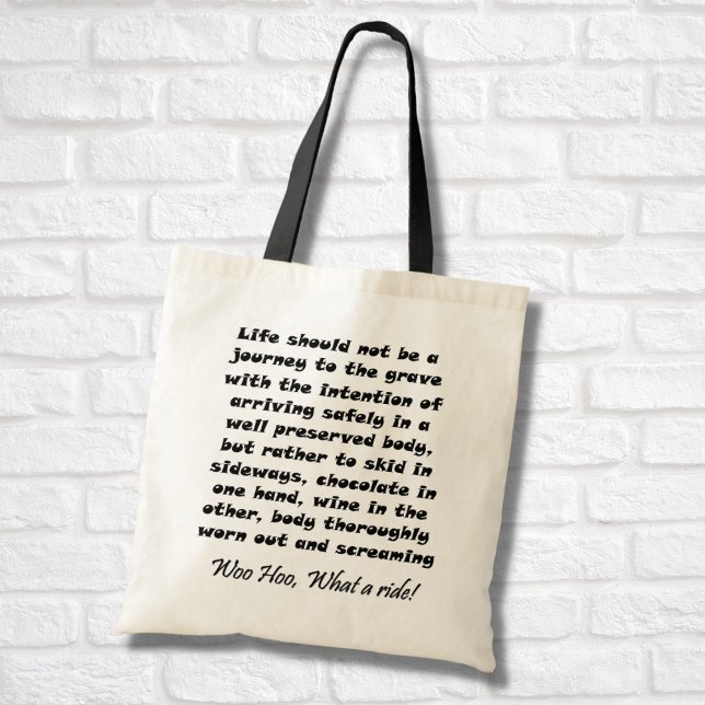 Vin födelsedag ger tote bags över backe. tygkasse (Funny over the hill wine tote bag gift idea. Life should not be a journey humor saying.)