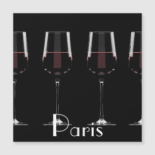 Vin-glas med rött vin på svart