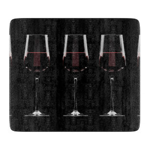 Vin-glas med rött vin på svart