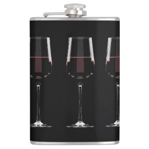 Vin-glas med rött vin på svart fickplunta