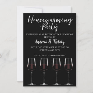 Vin-glas med rött vin på svart inbjudan