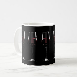 Vin-glas med rött vin på svart kaffemugg