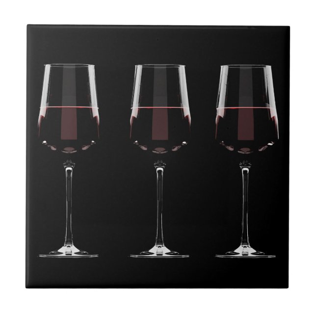 Vin-glas med rött vin på svart kakelplatta (Framsidan)