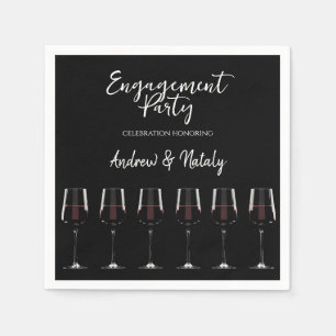 Vin-glas med rött vin på svart pappersservett