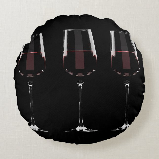 Vin-glas med rött vin på svart rund kudde (Framsidan)